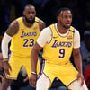 'NBA 최초' 父 르브론+子 브로니 동시 출전! "가족이 우선이다"... 레이커스, 개막전 미네소타 격파