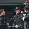 [포토] 이강철 '최만호 코치나 홍 감독이나 흰 머리 비슷하네'