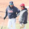 [포토] 이승엽 감독, 김주찬 코치와 탐색전