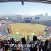 [포토] 프로야구 개막일에 쌍천만 보았다