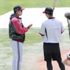 [포토] 문정빈, 모창민 코치로부터 원포인트 레슨