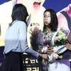 [포토] 배구여제에 꽃다발 전하는 양효진