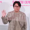 김윤석 '여유로운 손인사'[★포토]