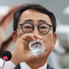 SKT 유영상 "최태원·창원 유심교체 안해"... KT·LG유플, 유심 지원