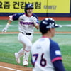 [포토] '전력을 다했건만' 병살로 물러나는 이용규