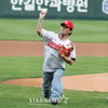 [포토]'시구하는 댄스크루 MVP 너리원'