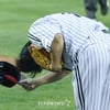 [포토] 임찬규 '후배 문보경에 폴더인사'