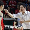 '리버스 스윕 좌절' 전희철 감독, 자책 속 눈물 "제가 부족해서 졌다"... 승장 조상현에 "힘들었을 텐데 축하해" [잠실 현장]