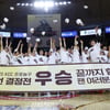 [포토] 우승 모자, 독수리 되어 날다