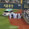 홍창기 무릎 인대 파열→22일 수술→정규시즌 아웃 확정, "재활 잘하면 PS 나올 수도" [부산 현장]