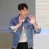 손흥민 '우승컵 들고 왔어요!'[★포토]