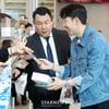 손흥민 '팬들과 다정한 인사'[★포토]
