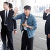 손흥민 '우승메달 들고 인사'[★포토]