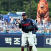 [포토]'첫 볼은 손으로 받아야죠!' 롯데 새 외국인투수 감보아