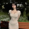 '초밀착 원피스' 79만 유튜버, 밤 산책 의상이 이 정도라니...