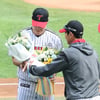 [포토] 김진성 700G 축하하는 염경엽 감독