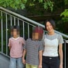 '子 공중도덕 논란' 김나영, '계단 난간'도 돌 같이 보기..아예 등지고 '찰칵'