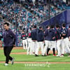 [포토]'선발투수는 빠져!', '전준우 몸에맞는 볼'로 두번의 벤치클리어링