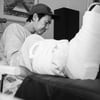 엄태웅 다리 부상..깁스 병원행 무슨 일? 심상치 않은 행보[스타이슈]