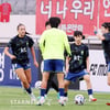 [포토]콜롬비아 2차전 앞두고 몸푸는'여자대표팀 첫 혼혈선수' 케이시 유진 페어