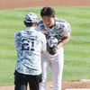 [포토] 곽빈 '박철순과 영광의 악수'