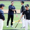 [포토]'타이거즈 후배 만나니 반갑구마' 이종범 코치