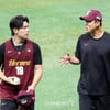 [포토]'미소로 김윤하 지도하는 이승호 코치'