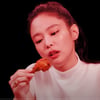 [K-EYES] 제니,'핫 원스'출연 매운 치킨 먹기 도전 .. 글로벌 팬들 "지수도 나오길"