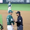[포토]'11회말 최지훈 주루방해를 어필하기위해 그라운드 나선' 이숭용감독