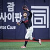 39세에 꾸준히 좌익수 수비 괜찮을까, 전준우 향한 김태형 평가 "잡을 타구 다 잡아낸다, 어려운 것도 다 따라가" [창원 현장]