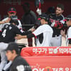 [포토] 신민재 '뒤통수 스매싱도 좋아'
