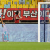 '선제골→골 취소→극장 실점' 수원, 통한의 1-1 무승부... '원정 최강' 부산 4위 '점프' [수원 현장리뷰]