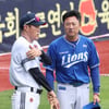 [포토] 조성환, 박석진 코치에 신세 한탄?