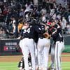 [★화보]'3-2 승리 자축하는 LG 선수들'