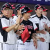 [★화보]'3-2 승리 자축하는 염경엽 감독과 LG 선수들'