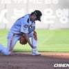 롯데 복덩이 '4경기 3실책', 그래도 "에러는 항상 나올 수 있어" 두둔... "그동안 너무 잘했고, 지금도 잘해줘"