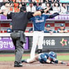 [★화보]이중도루 콜라보 '홈플레이트 제대로 찍어야지!' 박민우