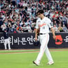[포토]4회초 강판, 고개떨군 엄상백