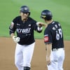 [포토] 강현우 '수원의 전설 재미지다'