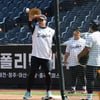 [포토] 1루 도우미 류현진 '5연승 가자'