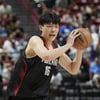 치킨 먹다가 NBA 깜짝 지명, 中 20세 천재 예사롭지 않다! 美 극찬 "특별한 재능... 신드롬 일으켰다"