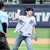 [포토]'KT-한화전' 시구하는 킥플립 민제