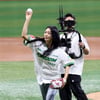 [한번에쓱]'키움전 승리기원' 시구하는 육상선수 김지은