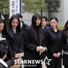 한발 물러선 뉴진스? "우린 학폭 피해자" 속내가 궁금해[★FOCUS]
