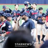 [한번에쓱]'4-0 승리 자축한 김태형 감독과 롯데선수들'