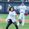 [한번에쓱]저 제대로 던졌죠? 'KT-삼성전 시구' 가수 지원이