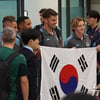 '18살에 EPL' 박승수 태극기 번쩍! 뉴캐슬, 韓팬들 환영 받으며 입국... 즉석 '팬 서비스'