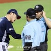 [포토]'9회초 박준순 2루도루 관련' 어필하는 조성환 감독