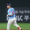 [포토] 박승욱, 2타점 적시타 치고 2루까지 진루