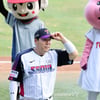 [포토]'아무나 받는거 아닙니다!' 김현수 '1500타점'기념 KBO시상